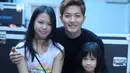 Bersama dengan dua orang putri Moa, Chloe dan Zoe, Lee Jeong Hoon sudah begitu akrab. Nampaknya ia menganggap dua gadis itu  sudah seperti anaknya sendiri. (Adrian Putra/Bintang.com)