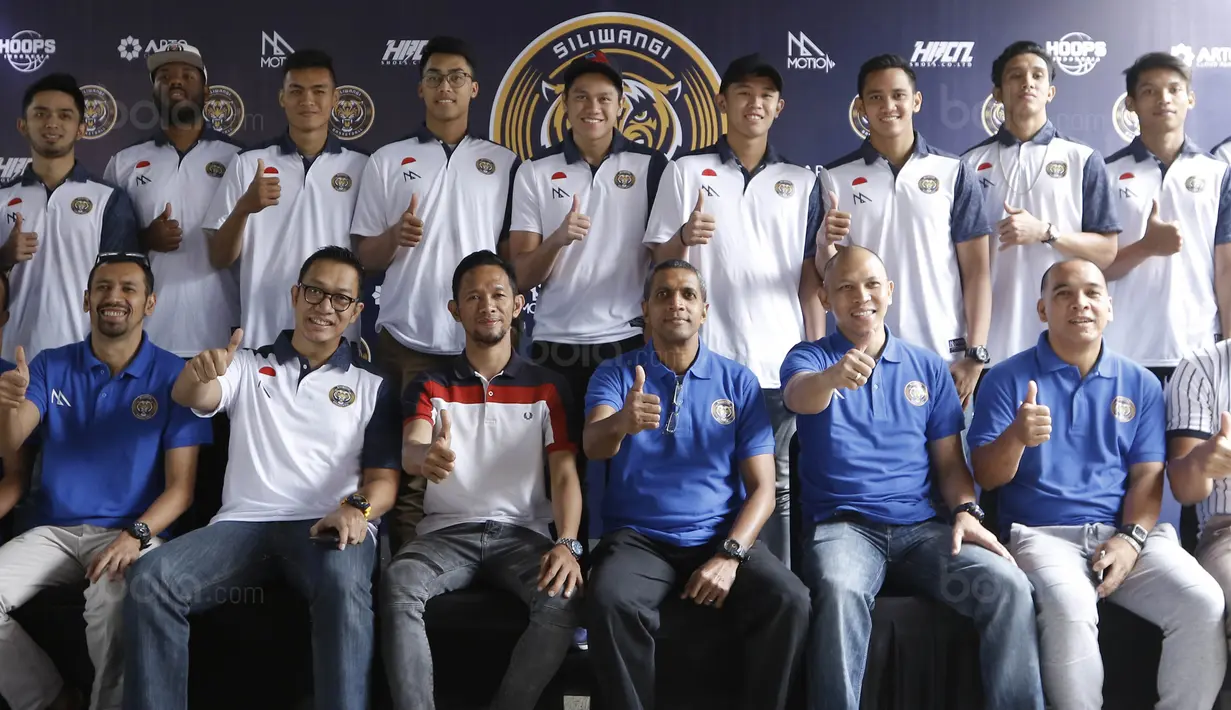 Pemain Siliwangi Bandung foto bersama usai launching di Bandung, Kamis (30/11/2017). Siliwangi Bandung mengenalkan skuad baru untuk menyongsong kompetisi IBL musim depan. (Bola.com/M Iqbal Ichsan)
