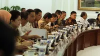  Sidang kabinet Paripurna yang dipimpin Presiden Joko Widodo, di Kantor Presiden, Jakarta, Rabu (4/2/2015) pagi, membahas Pilkada serentak, Perppu perubahan UU tentang kelautan, dan tentang perumahan rakyat. (Liputan6.com/Faizal Fanani)