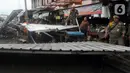 Petugas Satuan Polisi Pamong Praja (Satpol PP) Kota Tangerang Selatan membongkar lapak pedagang kaki lima (PKL) di luar area Pasar Ciputat, Tangerang Selatan, Banten, Selasa (14/2/2023). Penertiban ini ditujukan untuk puluhan lapak PKL di sekitar Jalan Aria Putera, Jalan H. Usman, Jalan Bancet, dan kawasan Polikarbonat karena keberadaannya mengganggu ketertiban umum di antaranya kemacetan lalu lintas. (merdeka.com/Arie Basuki)