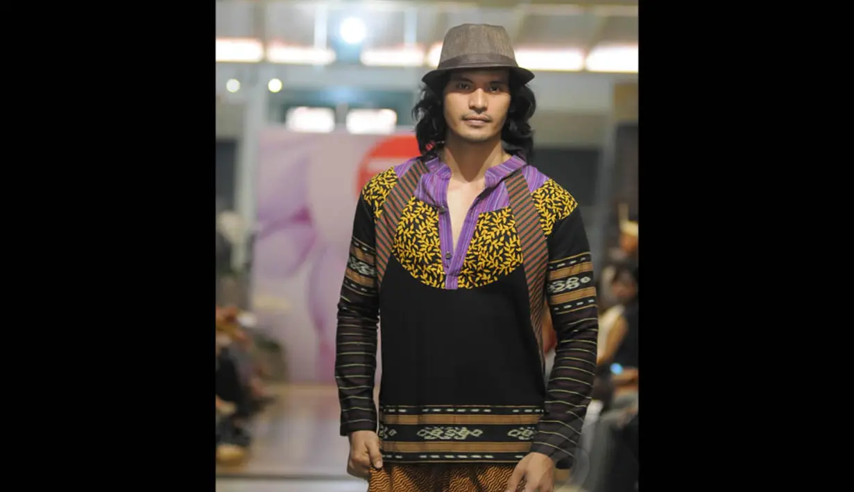 Di pameran yang bertajuk Gelar Karya Samuel Wattimena: Evolusi Tenun Maluku Tenggara ini juga ditampilkan koleksi busana-busana pria, Jakarta, Rabu (12/11/2014). (Liputan6.com/Herman Zakharia)