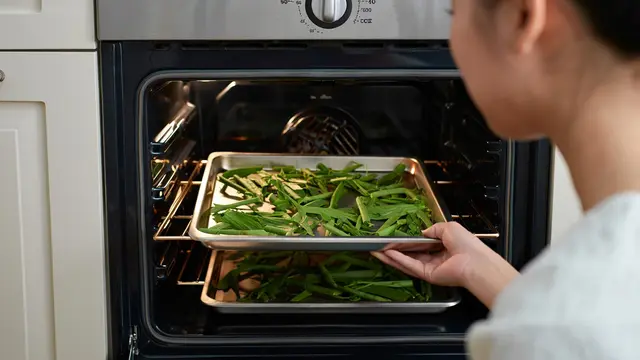 Cara Membuat Kangkung Kering untuk Pakan Ternak (Foto: Reve Art AI)