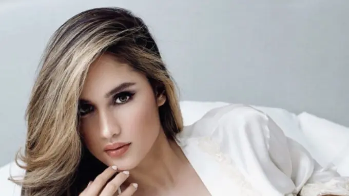 Selain Cinta Laura, 5 Artis Ini Cantik dengan Lipstik Nude