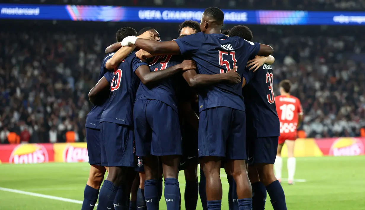 Pemain PSG merayakan gol bunuh diri kiper Girona, Paulo Gazzaniga pada laga Liga Champions 2024/2025 yang berlangsung di Parc des Princes, Paris, Prancis, Kamis (19/09/2024). (AFP/Franck Fife)