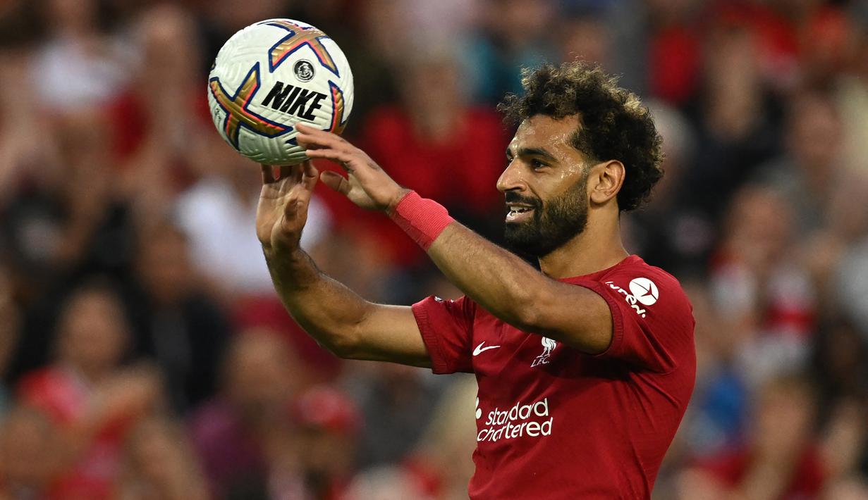 Mohamed Salah. Sayap kanan Mesir berusia 30 tahun yang kini menjalani musim ke-6 bersama Liverpool yang telah mengoleksi 3 gelar top skor Liga Inggris ini belum tampil maksimal di awal musim 2022/2023 ini. Dari 6 laga di Liga Inggris, ia baru mencetak 2 gol dan 2 assist. Namun nilai pasarnya masih tetap tinggi mencapai 90 juta euro atau setara Rp1,3 triliun. (AFP/Paul Ellis)