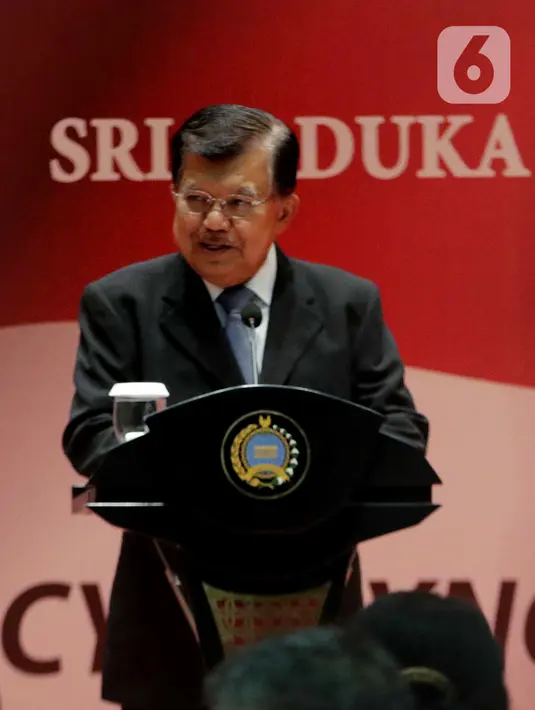 Wakil Presiden ke-10 dan ke-12 Jusuf Kalla menyampaikan sambutan saat menerima penghargaan Anugerah Dr Ide Anak Agung Gde Agung di Kantor Kementerian Luar Negeri, Jakarta, Kamis (23/1/2020). Jusuf Kalla dinilai berkontribusi besar dalam perdamaian dunia lewat diplomasi. (Liputan6.com/Faizal Fanani)