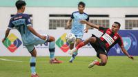 Duel Persela Lamongan Vs Persipura Jayapura pada pekan kedua BRI Liga 1 2021/2022 di Stadion Wibawa Mukti, Cikarang, Jumat (10/9/2021). (Bola.com/Bagaskara Lazuardi)