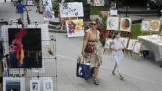 Sejumlah orang mengamati karya seni yang dipajang di area terbuka dalam pameran Art Downtown, Vancouver, British Columbia, Kanada, 4 September 2020. Art Downtown merupakan proyek yang memungkinkan seniman dan publik saling terhubung dan menginspirasi serta berbagi kreativitas. (Xinhua/Liang Sen)