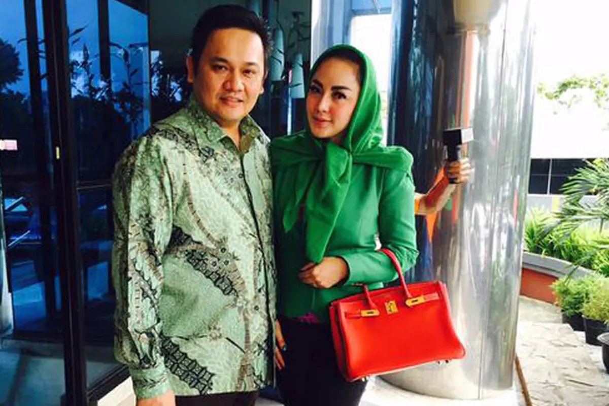 Regina dan Farhat Abbas 