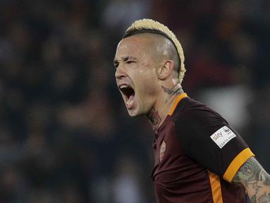 Pemain  AS Roma, Radja Nainggolan  merayakan golnya ke gawang Inter Milan saat timnya bermain imbang 1-1 pada lanjutan Serie A, di Stadion Olimpico, Sabtu atau Minggu (20/3/2016) dini hari WIB. (REUTERS/Max Rossi)
