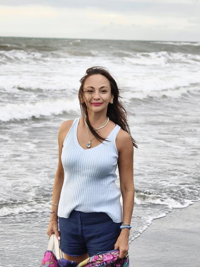 Potret Gladys Suwandhi Healing di Pantai (credit: instagram/gladys_suwandhi)