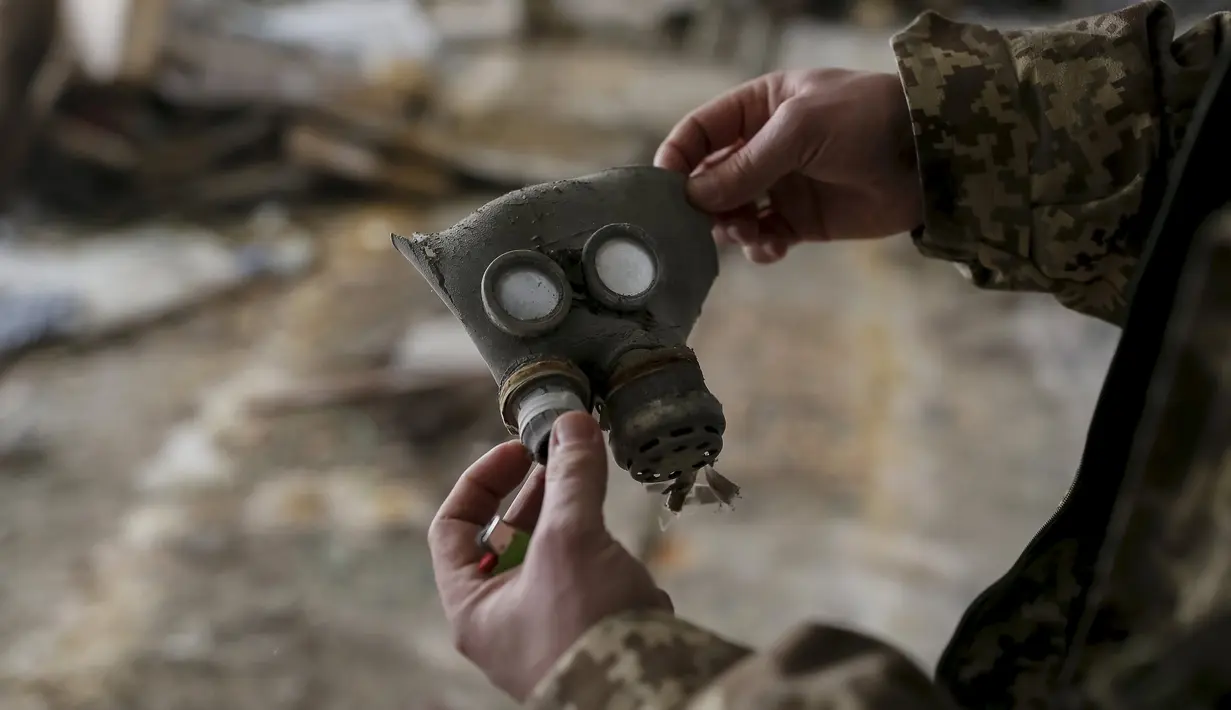 Masker gas anak-anak terlihat di taman kanak-kanak yang ditinggalkan penduduknya, dekat pembangkit tenaga nuklir, Ukraina, 28 Maret 2016. (REUTERS/Gleb Garanich)