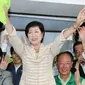 Senyum bahagia Yuriko Koike saat merayakan kemenangannya sebagai Gubernur Tokyo, Jepang, Minggu (31/7). Yuriko terpilih menjadi wanita pertama yang memimpin ibukota Jepang. (AFP PHOTO / Jiji Press)