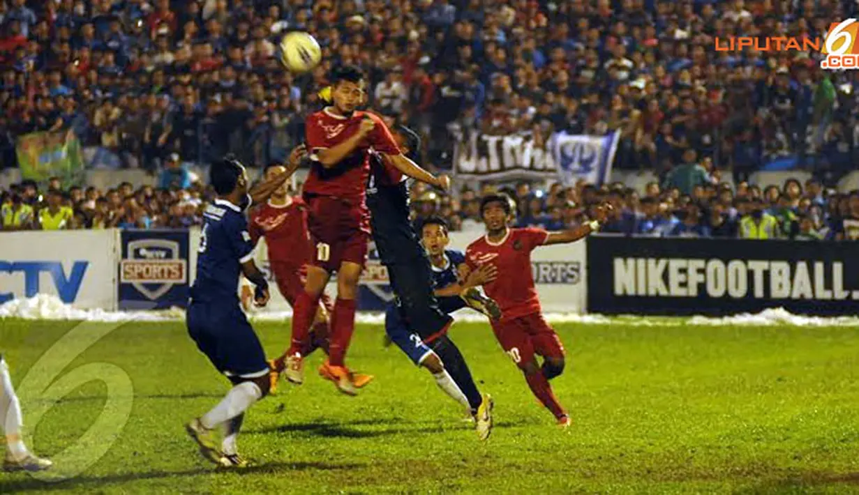 Muchlis Hadi Ning S (Timnas U19) berusaha memenangkan duel udara dari Catur (penjaga gawang PSIS Semarang) (Liputan6.com/Helmi Fithriansyah).