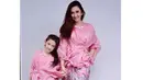 Nah kalau yang satu ini Nafa cantik banget memakai busana yang sama dengan sang anak. Keduanya terlihat seperti anak kembar dengan setelan kain dan blus berwarna pink. (Instagram/nafaurbach)