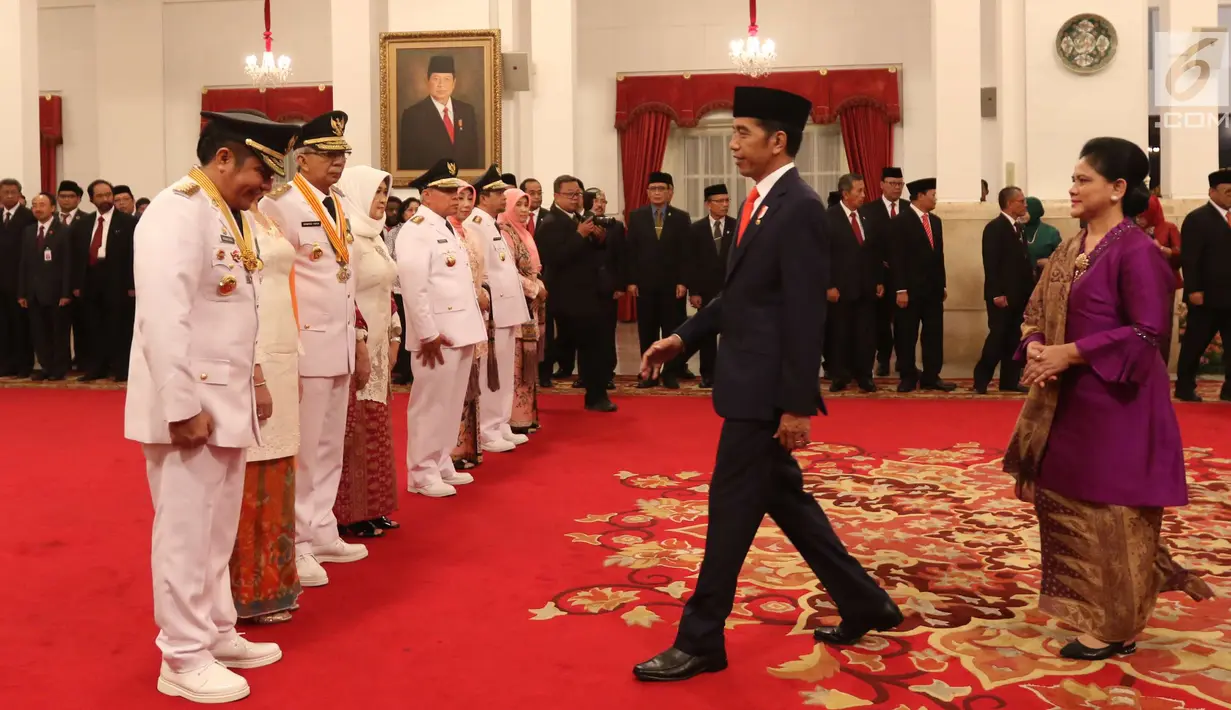 Presiden Joko Widodo atau Jokowi menghampiri Gubernur dan Wakil Gubernur Kaltim Isran Noor-Hadi Mulyadi serta Gubernur dan Wakil Gubernur Sumsel Herman Deru-Mawardi saat dilantik di Istana Negara, Jakarta, Senin (1/10). (Liputan6.com/Angga Yuniar)