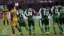 Sejumlah Pesepakbola PS TNI memasang formasi pagar betis pada pertandingan 8 besar Piala Jenderal Sudirman di Stadion Manahan Solo, Minggu (20/12/2015). Mitra Kukar menang 3-1. (Foto:Boy Harjanto)