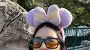 Laura Basuki juga liburan ke Jepang, ia tampil cute dengan bando Minnie Mouse ungu di kepalanya. Ia juga mengenakan sweater coklat serasi dengan outer padding jaketnya. [@laurabas]