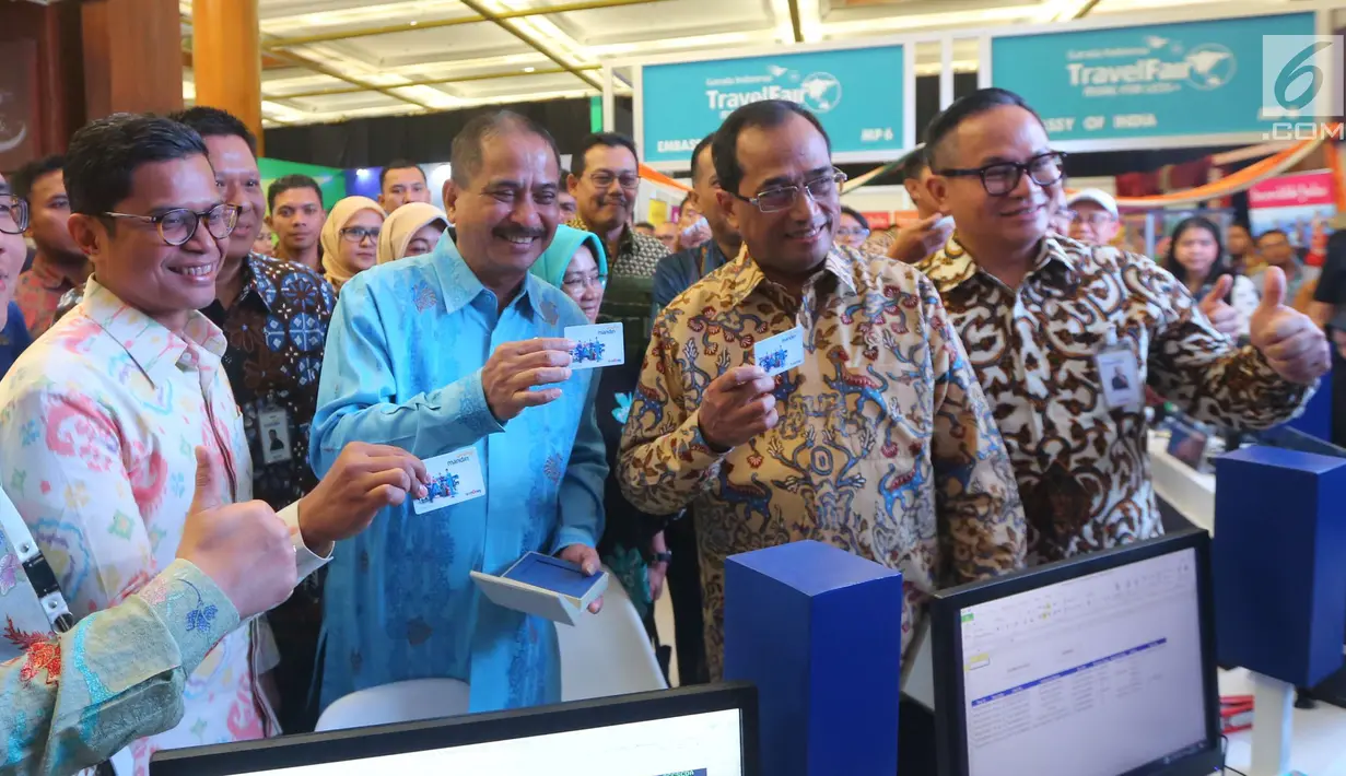 Menteri Pariwisata Arief Yahya dan Menteri Perhubungan Budi Karya Sumadi menunjukkan e-money edisi Garuda Indonesia Travel Fair (GATF) 2018 saat pembukaan di Jakarta Covention Centre, Jumat (5/4). (Liputan6.com/Angga Yuniar)