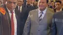 Prabowo Bakal Calon Presiden hadir dengan setelan jas warna abu-abu. Dilengkapi inner kemeja putih dan dasi ungu silvernya. [@fcgweddings]