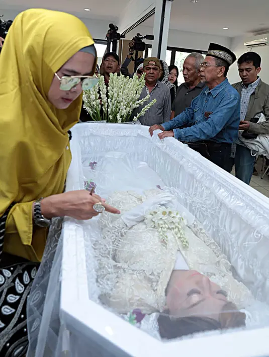 Ayah kandung Yana, Nurzaman Zein hadir di rumah duka saat akan dilakukan proses pemakaman anaknya. Ia pun mengatakan bahwa sang anak beragama Islam dan proses pemakaman juga harus dengan cara Islam. (Deki Prayoga/Bintang.com)