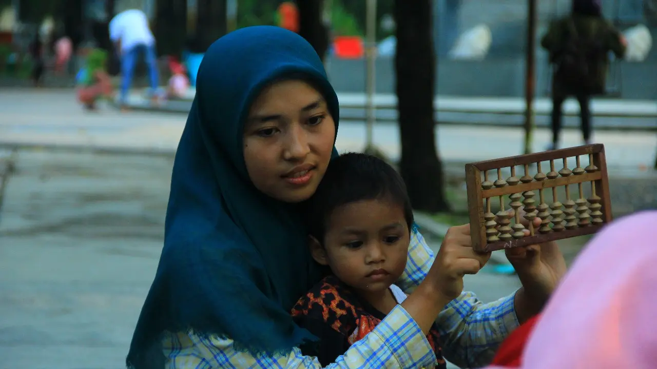 Lenny bersama kawan-kawannya saat mengajari anak-anak marginal membaca dan menulis sambil bermain (Dian Kurniawan/Liputan6.com)
