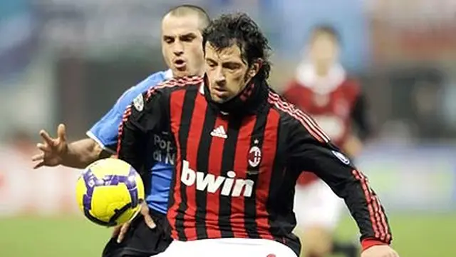 Bek AC Milan, Kakha Kaladze (depan) ketika bertanding di ajang Coppa Italia menghadapi Novara pada 13 Januari 2010 di San Siro, Milan.