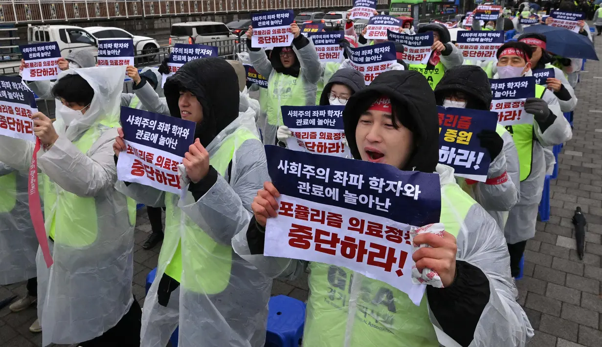 Pada tahun akademik 2025 mendatang, penerimaan mahasiswa baru sekolah kedokteran akan ditingkatkan hingga 5.000 orang dari sebelumnya 3.000. (Jung Yeon-je/AFP)