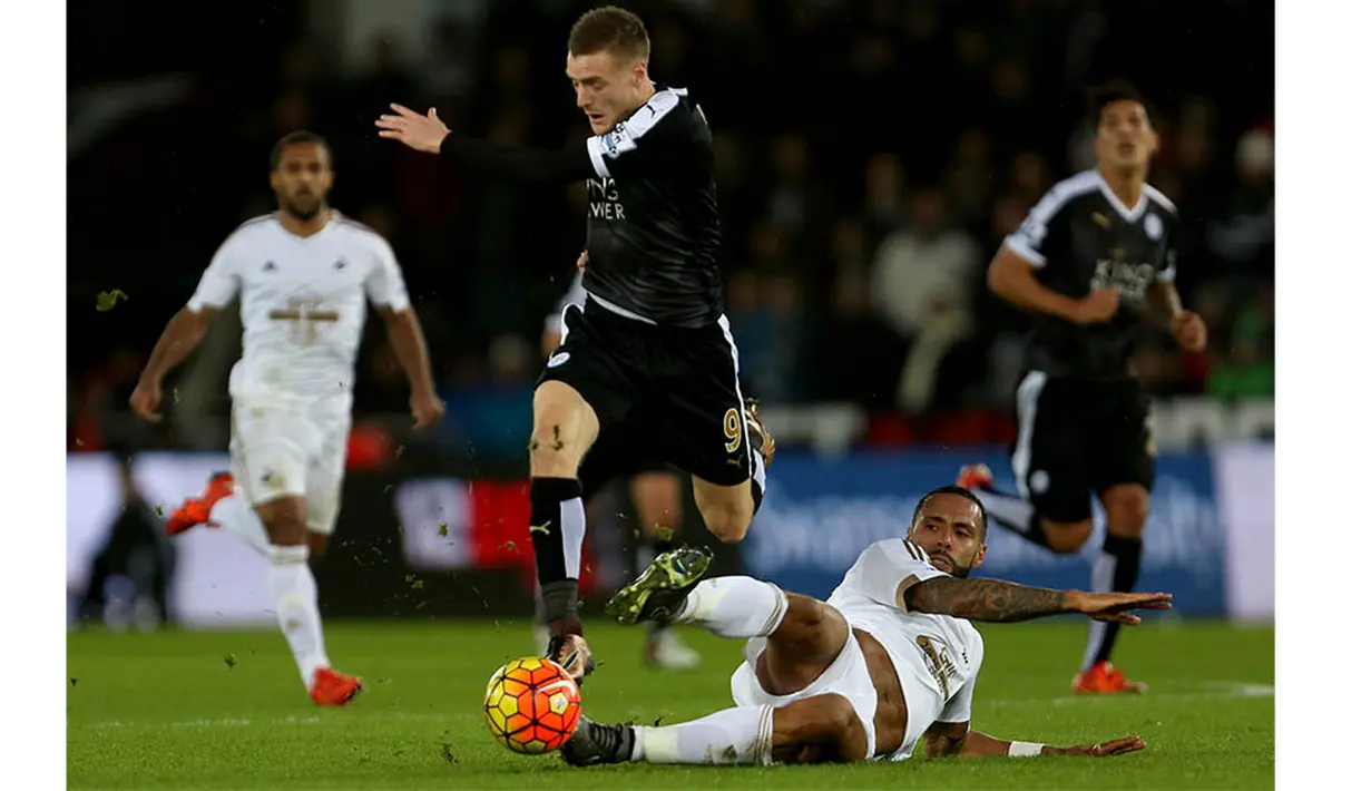 Sementara Jamie Vardy melakukannya ketika Leicester bertanding melawan West Ham pada Agustus 2015. (AFP/Geoff Caddick)