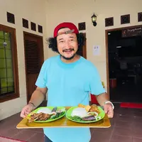 Tidak hanya sekedar membuka dan mempercayakan karyawannya, Isa juga turun langsung mengurus warungnya. "Turun langsung melayani pelanggan sepenuh hati, tidak obral janji melayani rakyat seperti janji para calon 🤭. #nasitempongmagetan," tulis isa_bajaj. [Instagram/isa_bajaj]