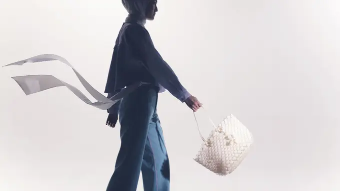 RiaMiranda menunjukkan sisi kreatifnya yang lebih eksperimental.