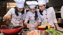 Para sosialita ini memasak bersama dan dibagikan kepada anak-anak PAUD dari Mekarsari, Jakarta Timur. Sekitar pukul 10.00 WIB satu persatu anggota Girls Squad datang ke tempat acara. (Adrian Putra/Bintang.com)
