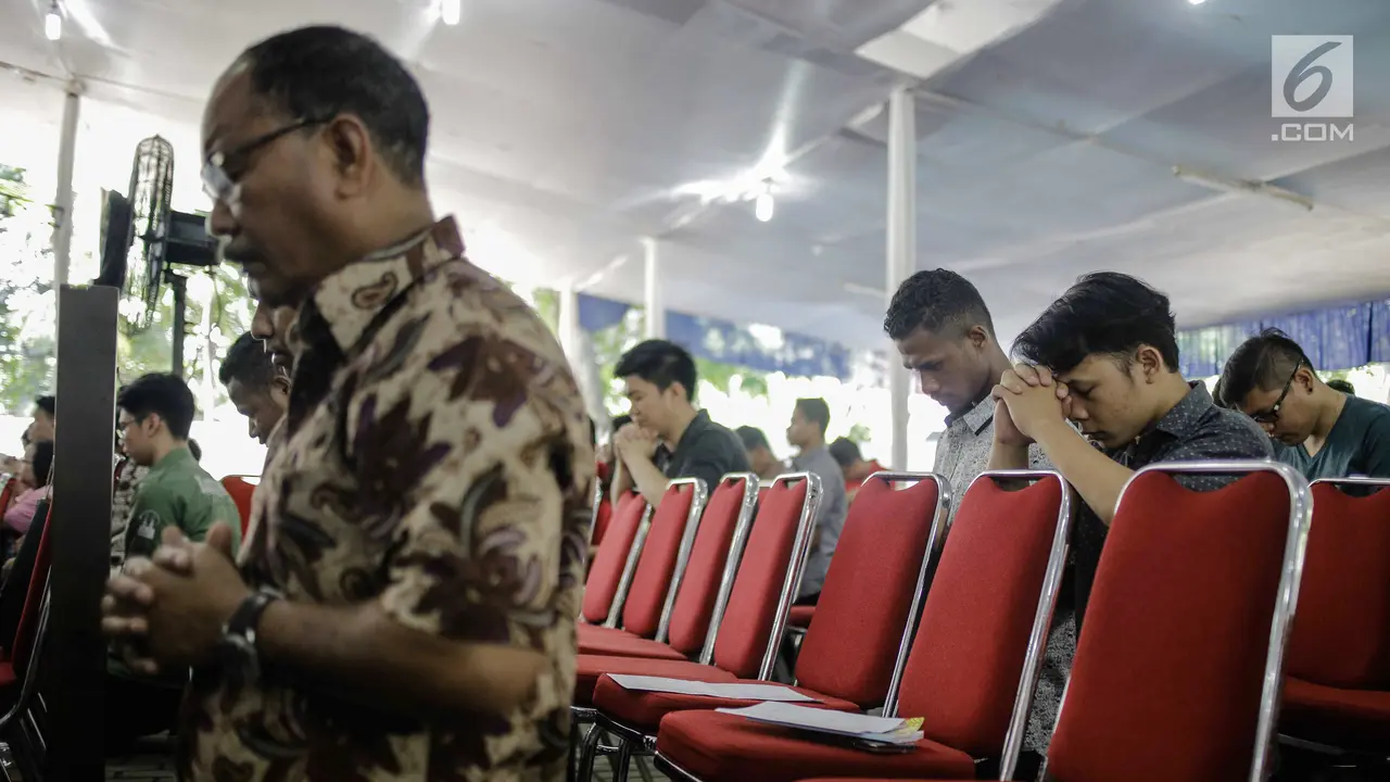 Kenang Pengorbanan Yesus, Tangis Jemaat Katedral Pecah Saksikan Prosesi Jalan Salib
