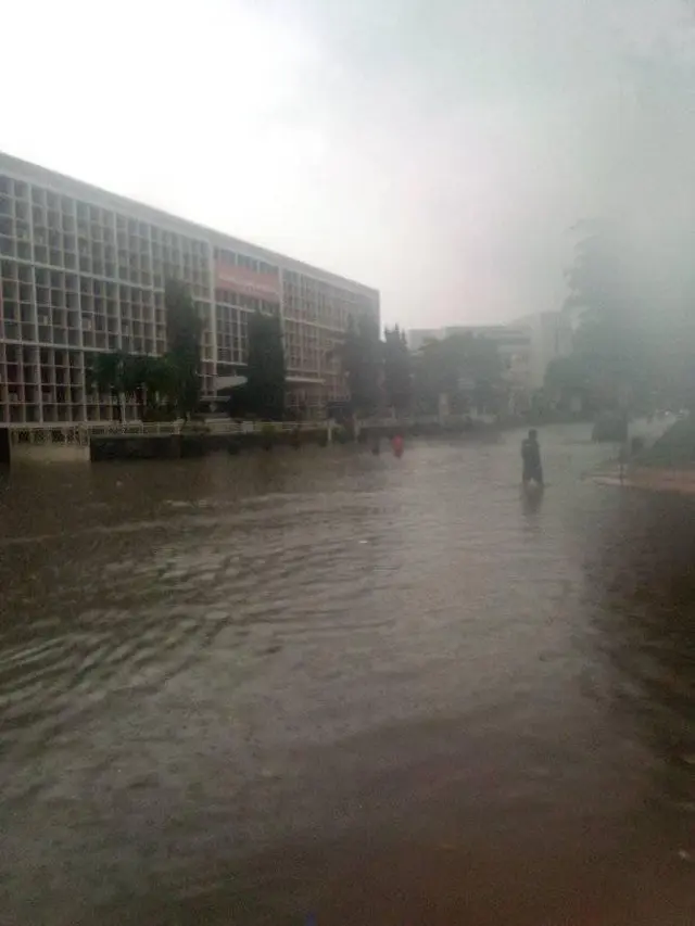 6 Potret Terkini Jalan di Semarang, Banjir di Momen Jateng 2 Hari di Rumah