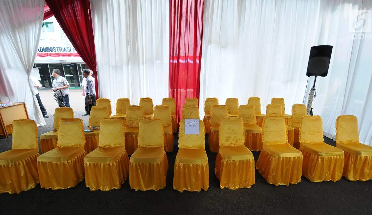 Deretan bangku pemilih terlihat di Tempat Pemungutan Suara (TPS) 008, Kelurahan Gambir, Kecamatan Gambir, Jakarta Pusat, Rabu (17/4). Tempat capres nomor urut 01 Joko Widodo menggunkan hak suaranya ini dilengkapi dengan puluhan kursi untuk warga yang akan mencoblos. (Liputan6.com/Angga Yuniar)