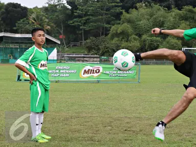 Mantan pemain Timnas Indonesia Kurniawan Dwi Yulianto menunjukkan teknik menendang bola saat MILO Camp di Wisma Padepokan Voli Sentul, Jawa Barat, Senin (18/4). (Liputan6.com/Immanuel Antonius)