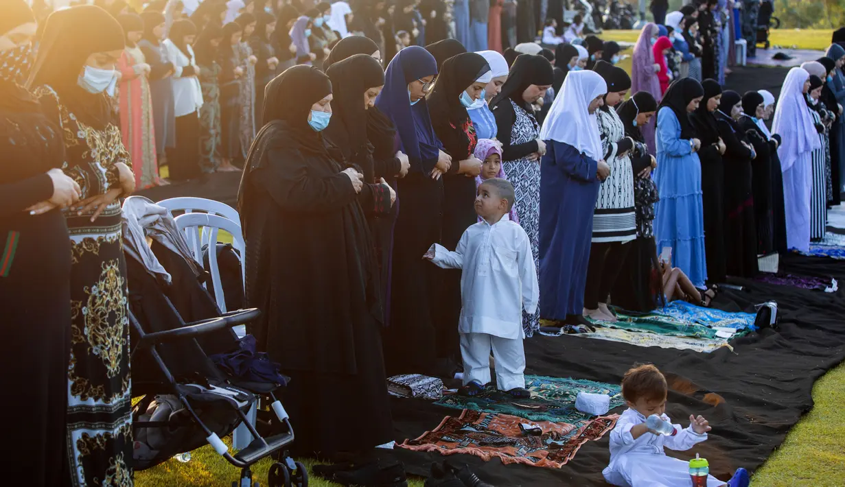 Umat muslim berkumpul melaksanakan salat Idul Adha di sebuah taman kota campuran Yahudi dan Arab, Jaffa, Israel, Jumat (31/7/2020). Ini adalah Idul Adha pertama sejak awal pandemi COVID-19. (AP Photo/Oded Balilty)