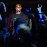 Kanye West saat ini masih dalam masa penyembuhan di UCLA medical center. Untuk membawa Kanye ke rumah sakit ternyata membutuhkan waktu dua jam bagi teman-temannya untuk merayu Kanye. (AFP/Bintang.com)