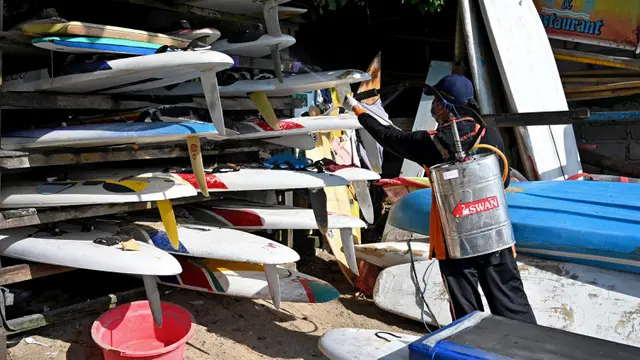 Petugas Semprot Disinfektan di Kawasan Wisata Sanur