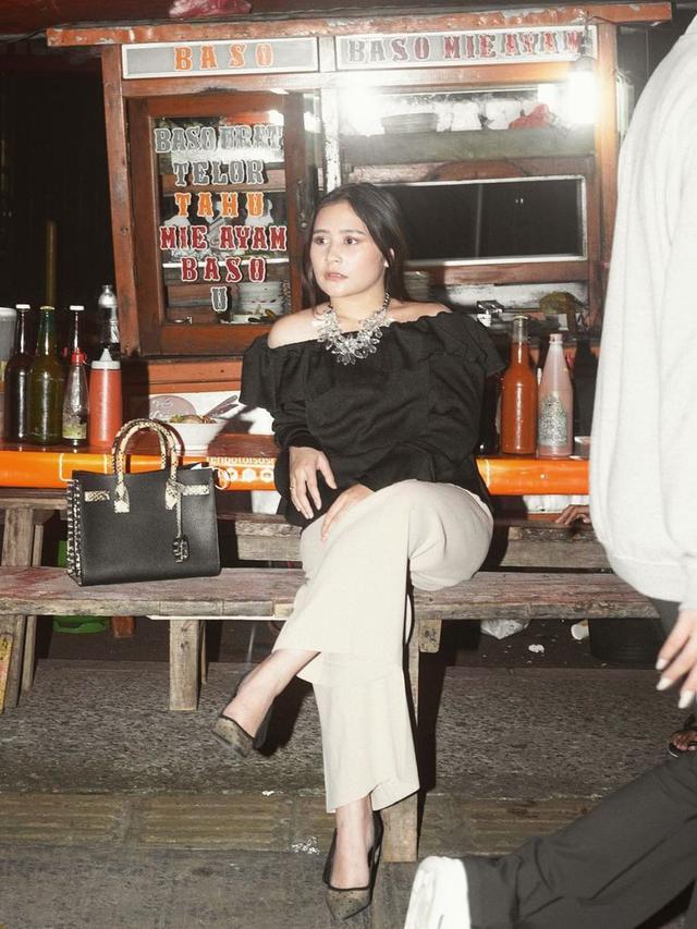 6 Pemotretan Prilly Latuconsina di Pinggir Jalan, Tampil Mewah dan Menawan