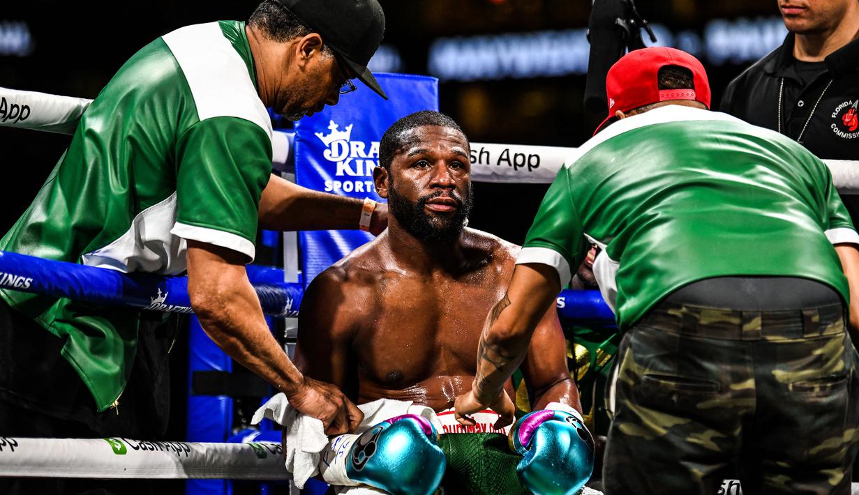 Akhirnya, tak ada pemenang hingga bel dibunyikan. Mayweather berkata bahwa ia tak menyangka jika Logan Paul tak seperti yang dibayangkan. Sedangkan kubu sebelah, Paul Logan mengaku puas bisa menahan Mayweather hingga pertandingan usai. (Foto: AFP/Chandan Khanna)