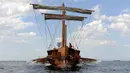 Kapal Olympias saat mengarungi perairan Faliro di Athena, Yunani, Minggu (28/8). Kapal Olympias merupakan rekonstruksi dari Trireme, kapal perang kuno yang pernah digunakan oleh bangsa Fenisia, Yunani Kuno, dan Romawi. (REUTERS/Michalis Karagiannis)