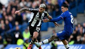 Gelandang Chelsea asal Argentina Enzo Fernandez berebut bola dengan gelandang Newcastle United asal Brasil Bruno Guimaraes selama pertandingan sepak bola Liga Primer Inggris antara Chelsea dan Newcastle United di Stamford Bridge di London pada 27 Oktober 2024. Chelsea 2 Newcastle 1