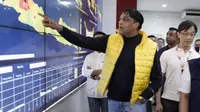 Presiden Direktur & CEO Indosat Ooredoo Hutchison Vikram Sinha memantau kapasitas jaringan untuk mendukung aktivitas digital pelanggan di Network Operation Center, Jakarta (31/12/2022). (Liputan6.com/HO)