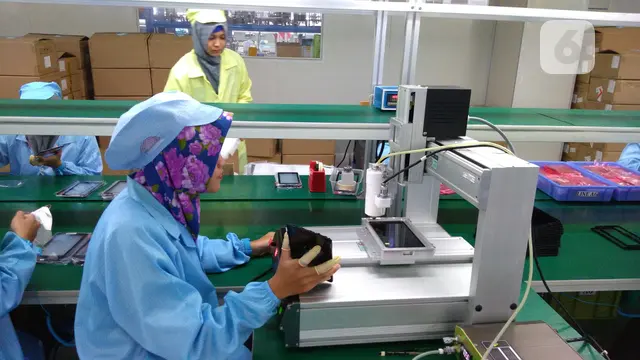 Suasana pabrik Advan di Semarang.