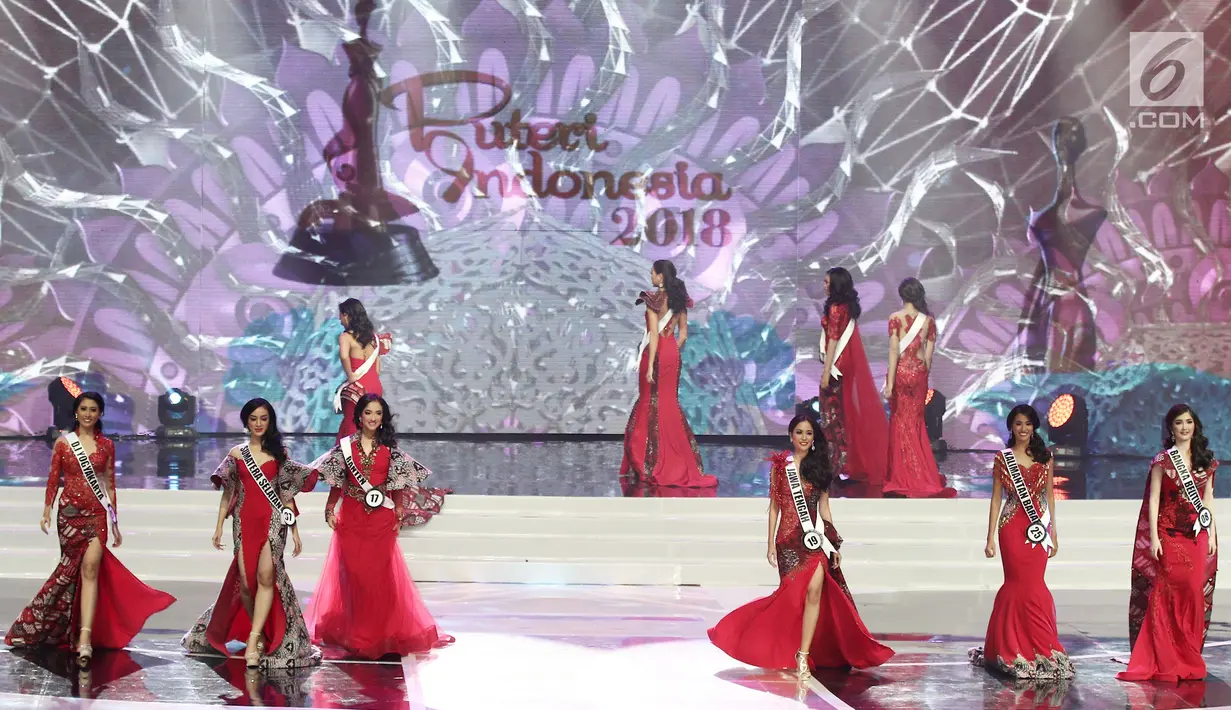 Enam finalis Puteri Indonesia maju ke depan pada malam puncak Puteri Indonesia 2018 di JCC, Jakarta, Jumat (9/3). Enam finalis menjawab pertanyaan yang ada di dalam payung Pasundan. (Liputan6.com/Herman Zakharia)