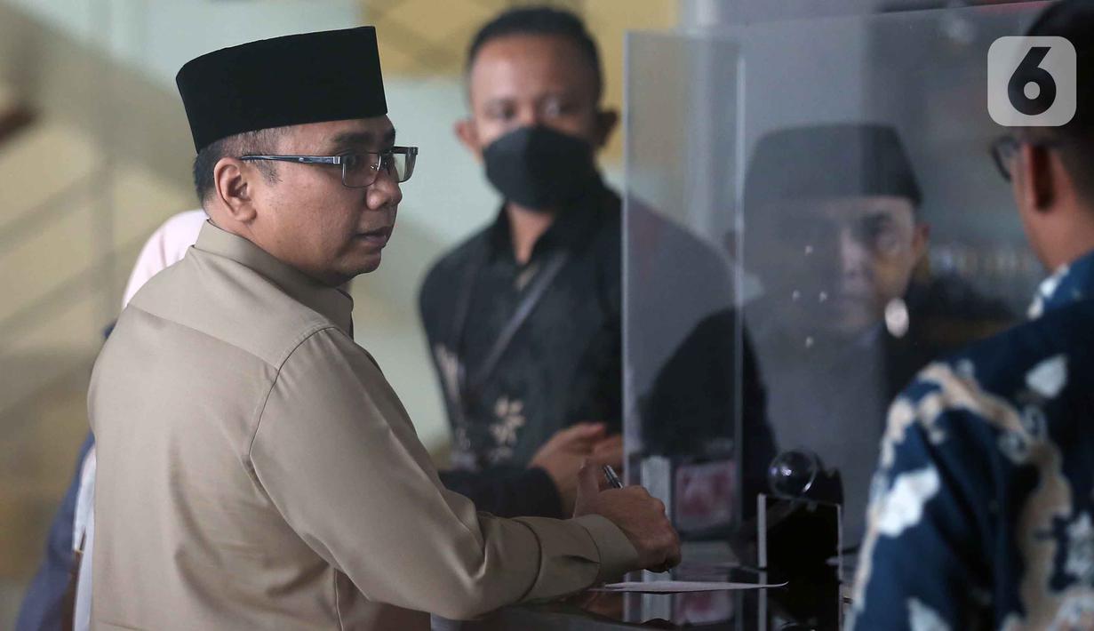 Juru Bicara KPK, Budi Prasetyo, memastikan pemanggilan Yaqut Cholil Qoumas masih sebagai saksi terkait kasus tersebut. Tampak dalam foto, mantan Menteri Agama, Yaqut Cholil Qoumas (kiri) saat tiba untuk menjalani pemeriksaan di Gedung Merah Putih Komisi Pemberantasan Korupsi (KPK), Selasa (16/12/2025). (Liputan6.com/Helmi Fithriansyah)