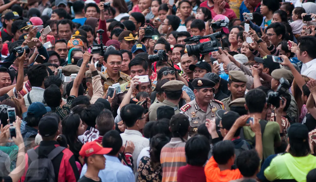 Gubernur DKI Jakarta Basuki Tjahaja Purnama (Ahok) saat tiba di RTH dan RPTRA Kalijodo di Jakarta, Rabu (22/2). Ahok ditemani Megawati akan meresmikan RTH dan RPTRA Kalijodo. (Liputan6.com/Gempur M Surya)