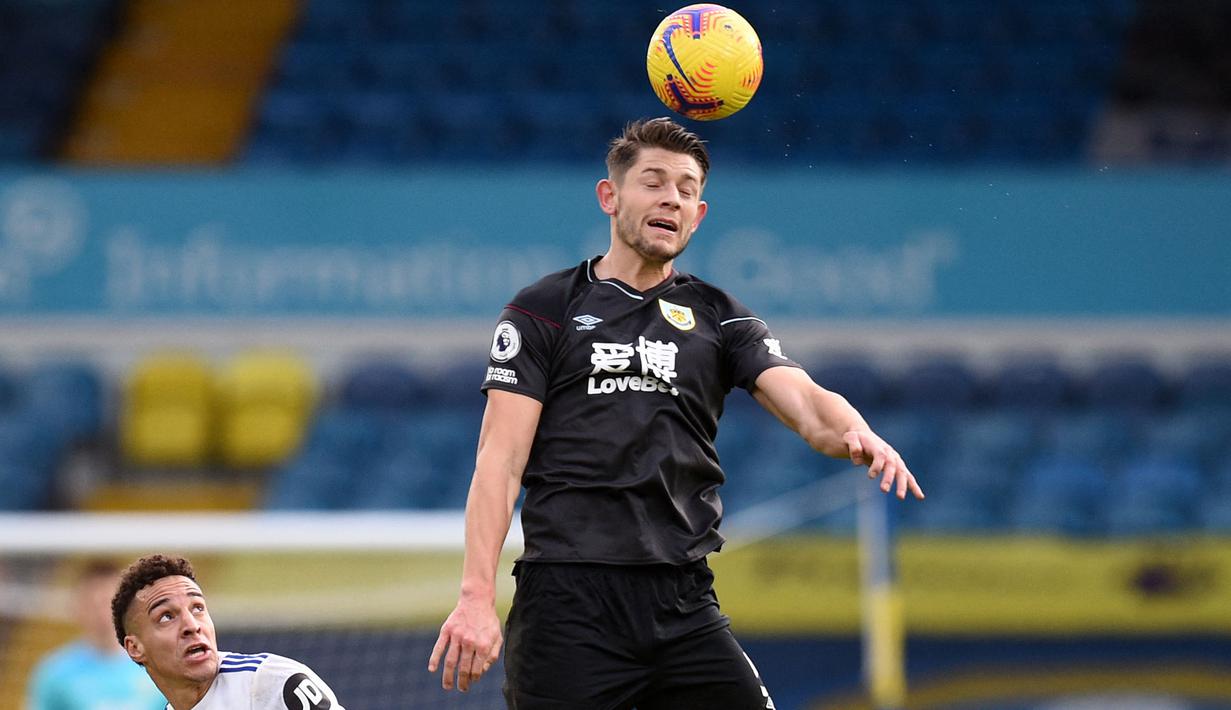 James Tarkowski (Burnley) - Pemain yang mencetak 159 clearance -tertinggi ketiga musim ini- dan 165 kali menang duel -tertinggi di Premier League musim ini berhasil terpilih oleh Whoscored dalam dream teamnya dengan nilai 7,04. (Foto: AFP/Pool/Oli Scarff)