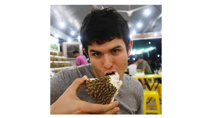 Pria ganteng durian (Sumber: Instagram/@//hotdudeswithdurian)